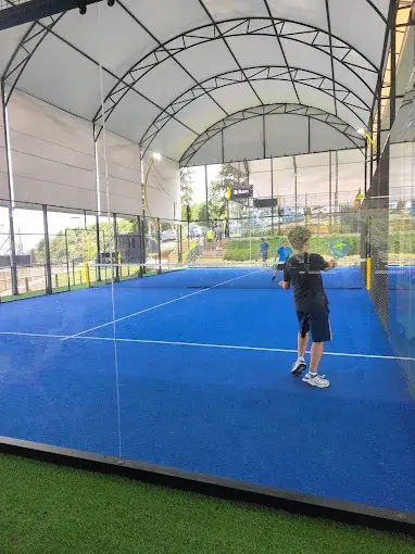 Player on the covered SPORTENVO padel court in Guatemala in daylight
